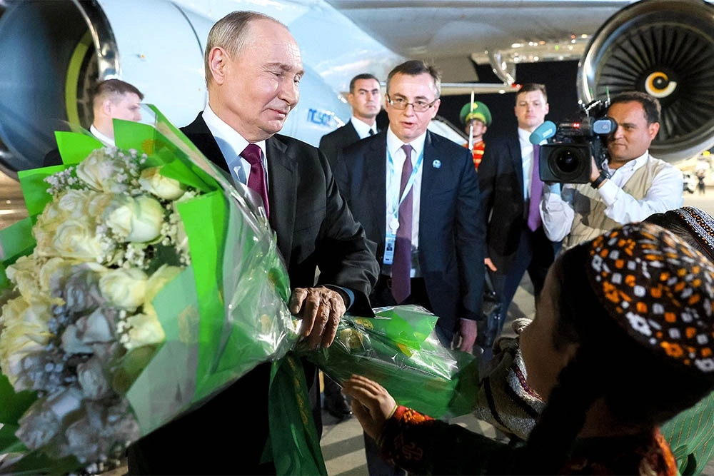 Путин прибыл в Туркменистан на саммит СНГ и встречу по Каспию