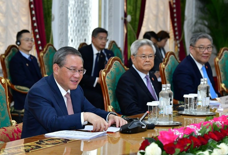 Расулзода и Ли Цян провели переговоры в Душанбе